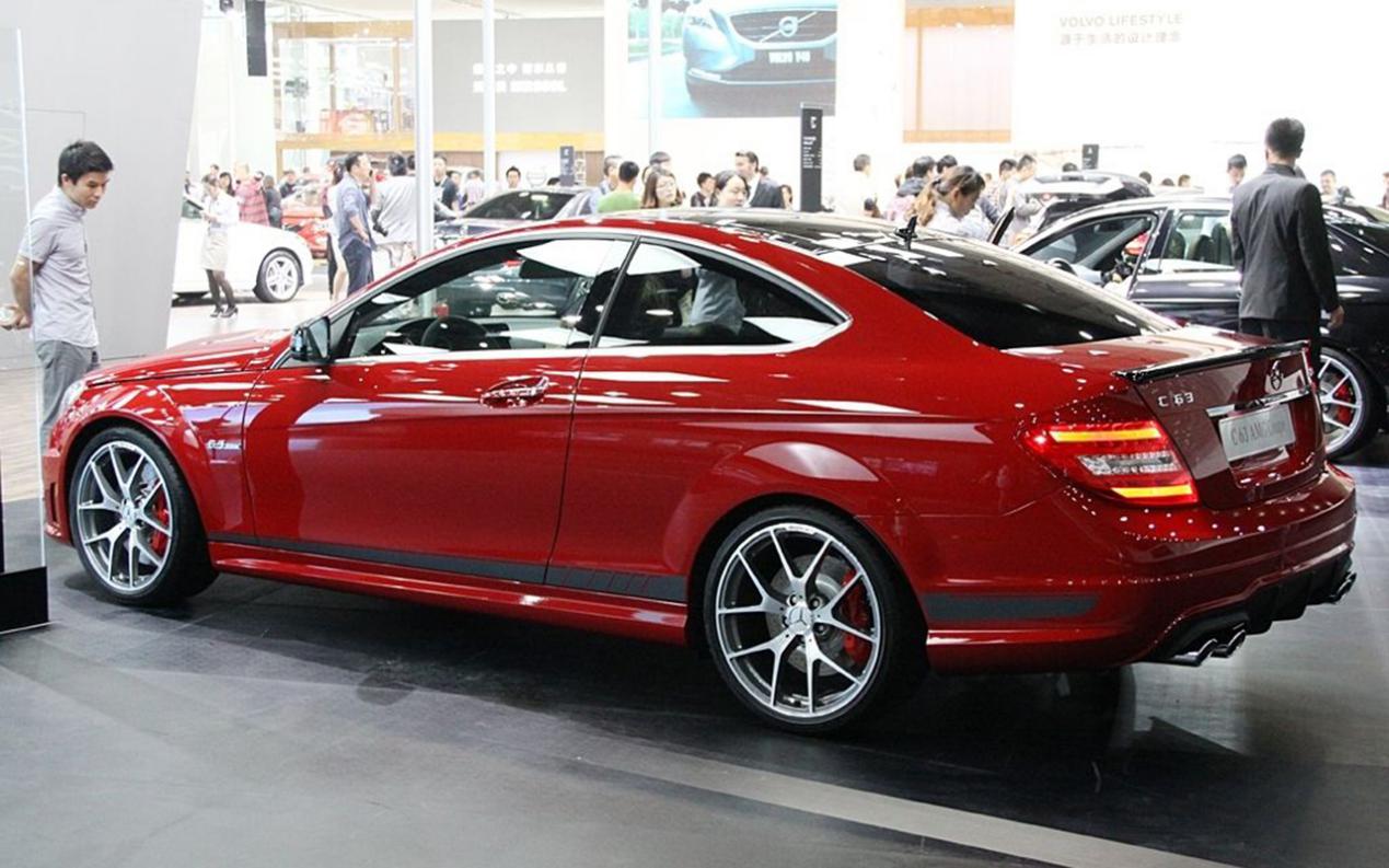 奔驰c级现在值得买吗还是等新款,奔驰c级能买到以前的老款吗