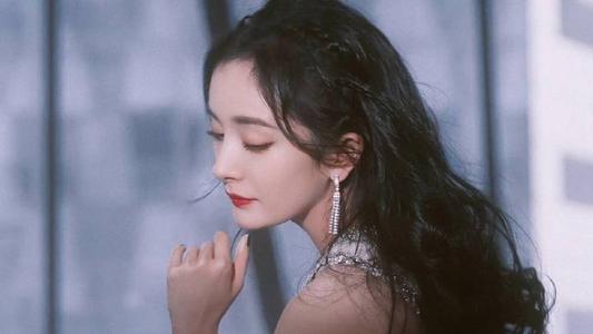 杨幂喝奶茶，这一操作很惊人！莫非怕被自己的脚臭熏到？