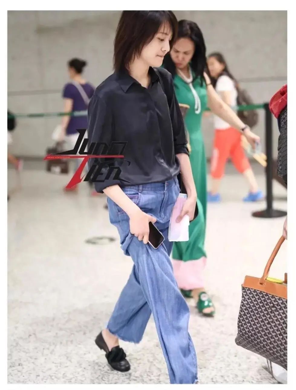 平胸＆小个子，不想“平平无奇”，周冬雨等女星穿搭技巧让你美