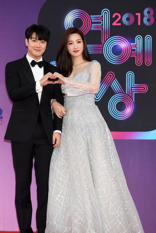 长相酷似秀智，20岁*团退**当妈的女偶像，穿搭堪称时尚教程！