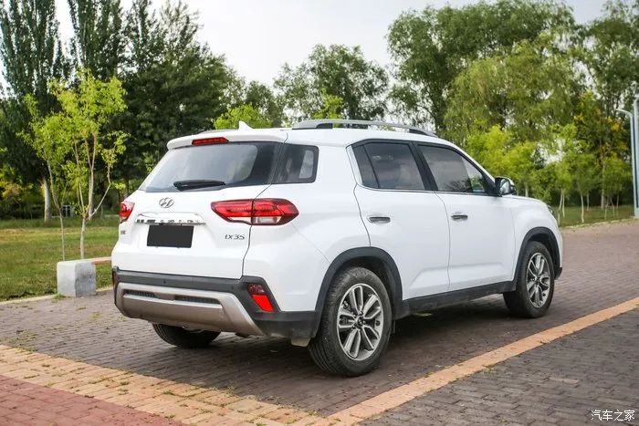 走稳重路线,北京现代ix35路上行驶视频