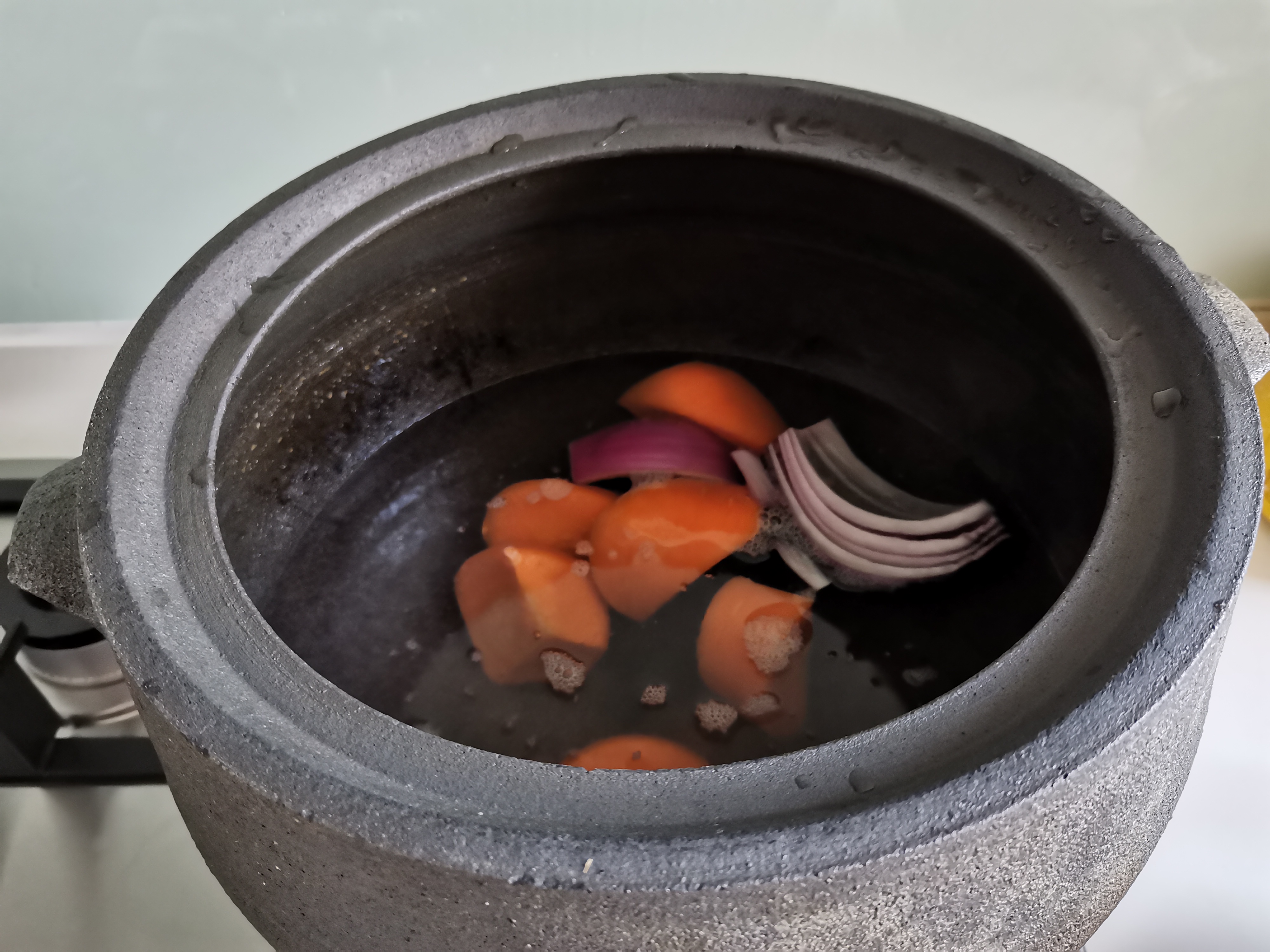 猪大骨和鸡骨架怎样熬制高汤,鸡架熬的高汤怎么煮才能没腥味