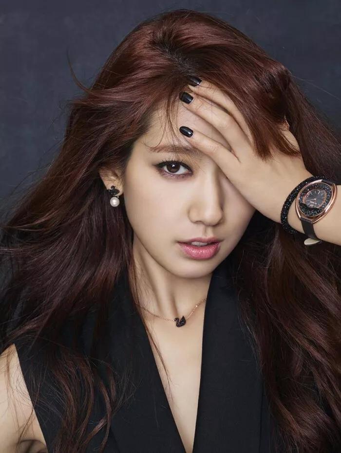 古力娜扎为国人发光的美貌,古力娜扎为韩国明星颁奖