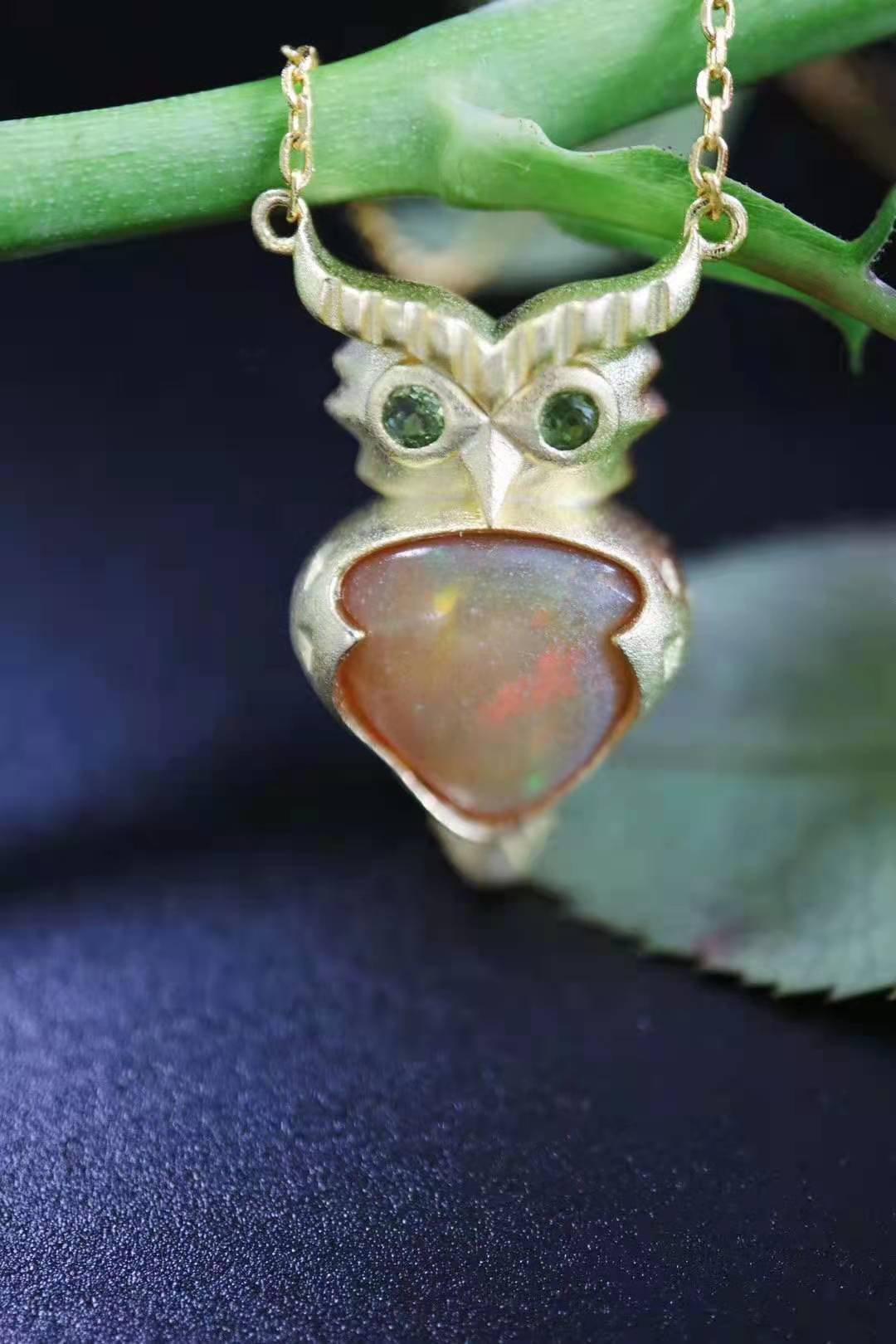 欧泊一种拥有世间所有颜色的宝石，关键还不贵