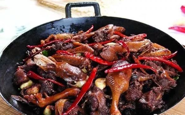 绝佳美味独特的干锅鸭,干锅鸭特色美食视频