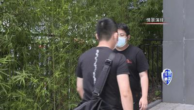 独居女孩晚上被陌生人敲门报警,女孩家里进了陌生人报警