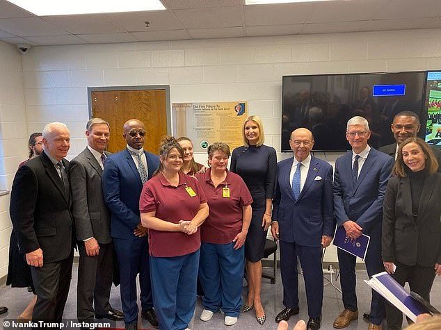 伊万卡穿唐装视频,伊万卡手上红绳