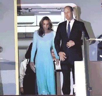 凯特王妃用珍珠再次惊艳世界,凯特王妃到访巴基斯坦脱鞋