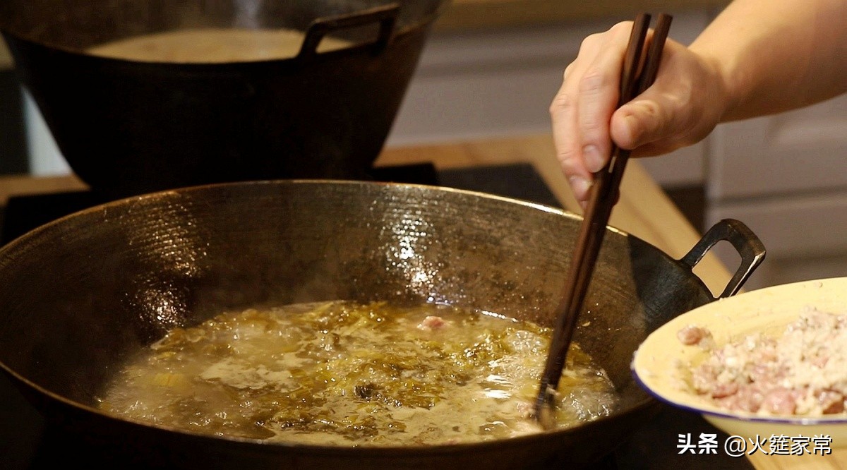 酸菜滑肉汤，老师傅教你肉片爽滑鲜嫩的小窍门，一学就会