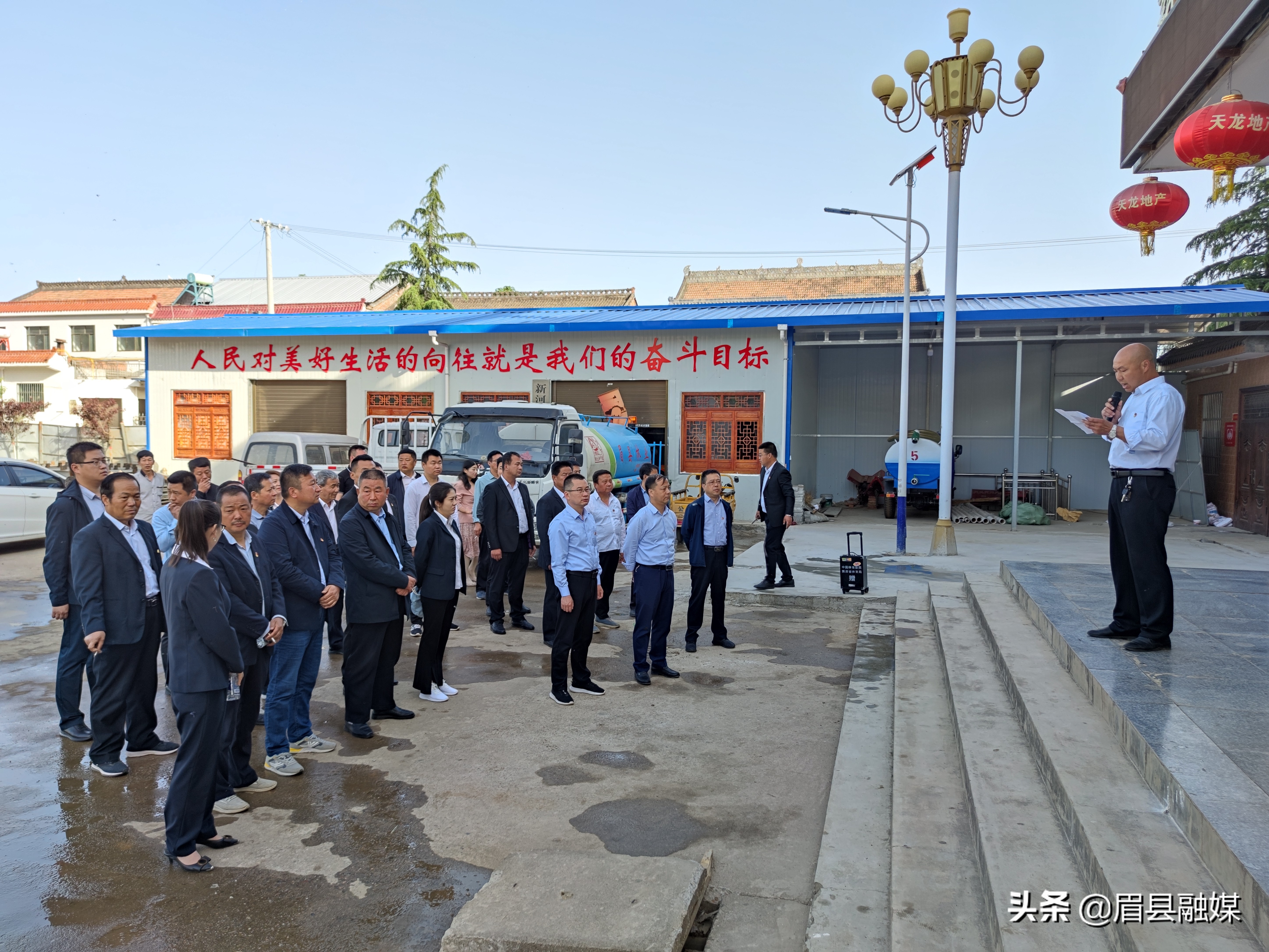 镇领导带队开展人居环境整治工作,老城镇开展人居环境整治