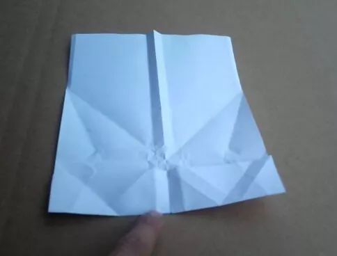 实际上可以飞超远的纸飞机,特别简单但是可以飞很远的纸飞机