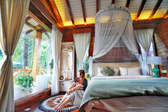 一群年轻人到三亚，摆pose，拍照