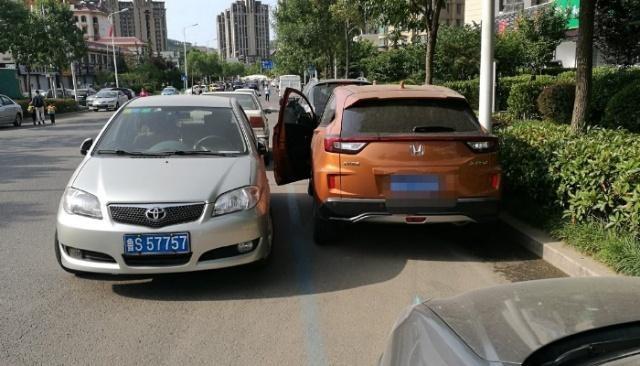 车被对方堵住了还特别强势怎么办,车被人家堵住了没号码怎么办