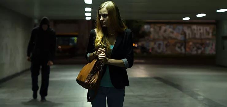 女孩儿被尾随跟踪自救,被尾随跟踪怎么自救