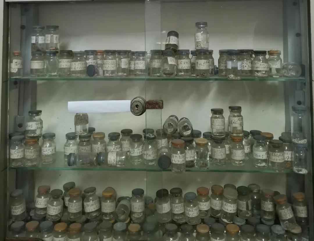 80岁大爷体内取出25厘米长管子,七旬老人体内取出65厘米超长血液