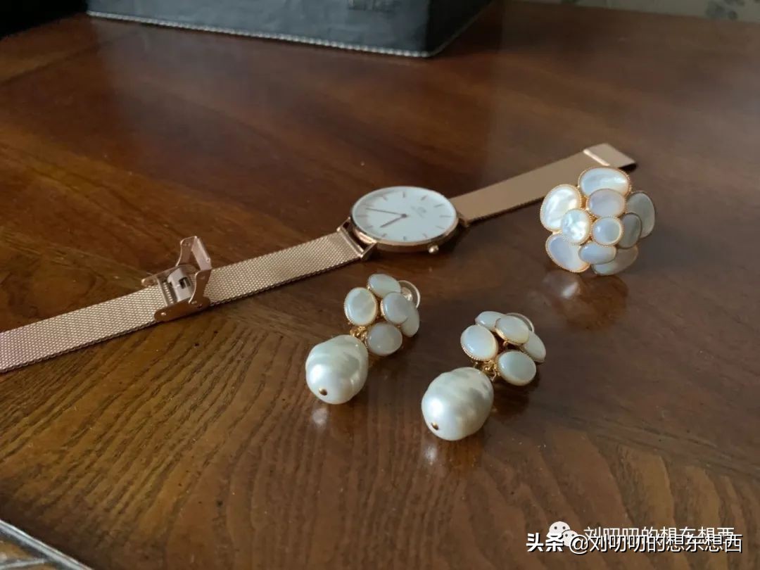 一身黑怎么穿才好看,轻社交场合穿搭