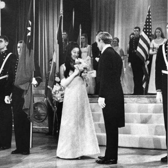 王薇薇42岁第一件婚纱,72岁婚纱女王王薇薇生日照曝光