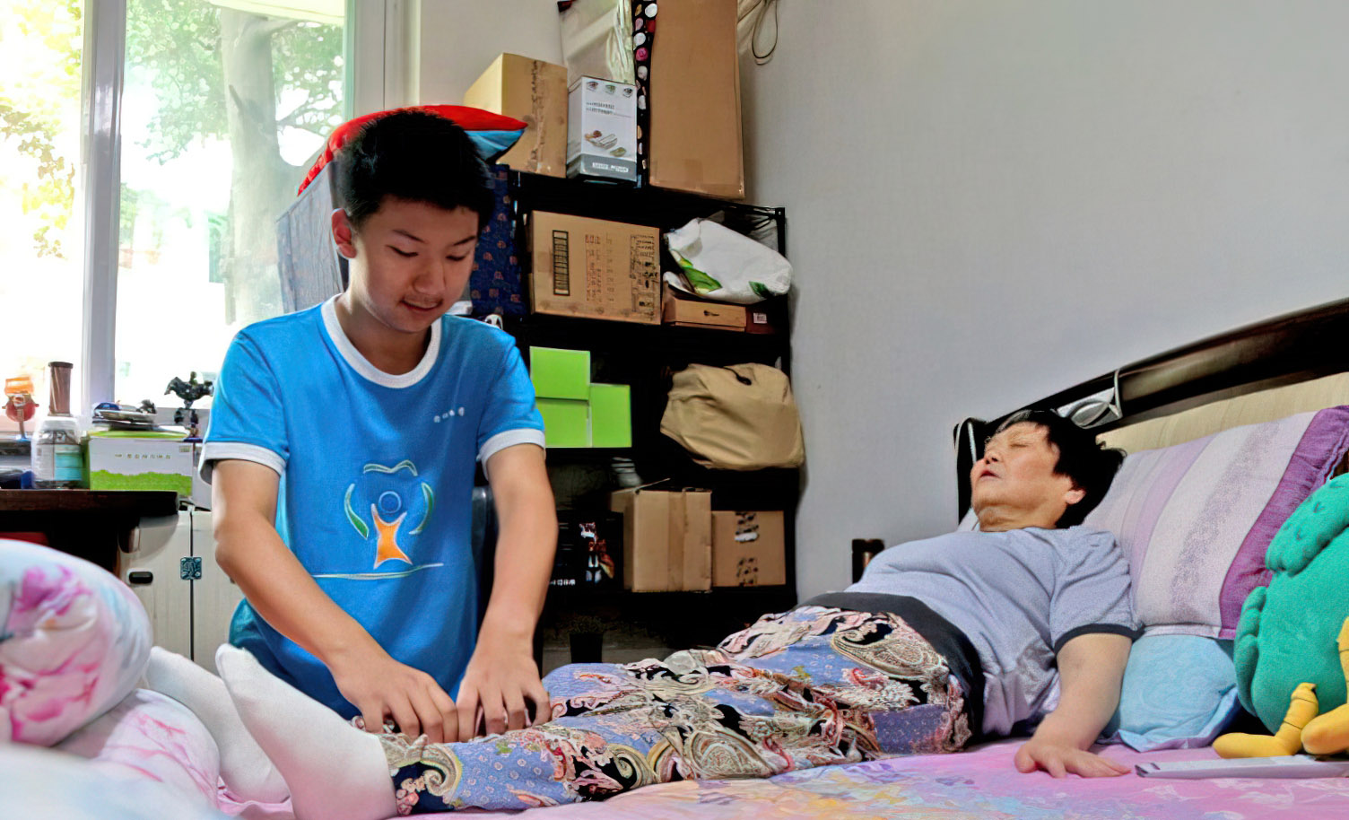 12岁少年成为家里顶梁柱，独自照顾残疾母亲，孝心感动无数人