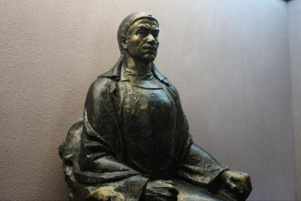 老师打扫卫生，却无意中发现一个“木疙瘩”，专家检查：皇帝木玺