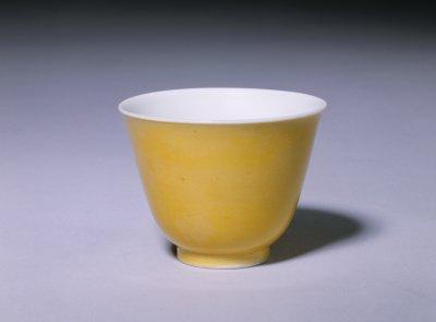 浅绿色釉瓷器,深绿色釉的瓷器