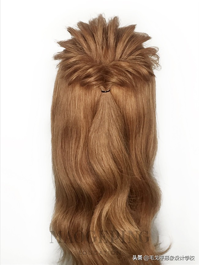 厌倦做个女汉子？就用这款发型唤回你的精致女人味吧！