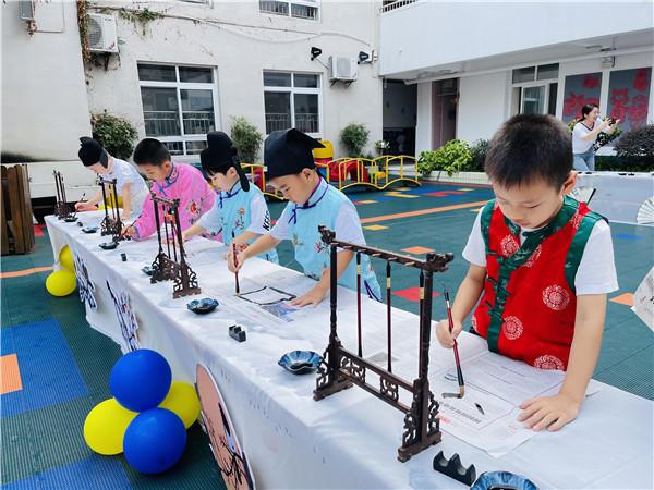 笔墨纸砚润童心，书香画韵趣国庆：合肥市宿州路幼儿园迎国庆活动