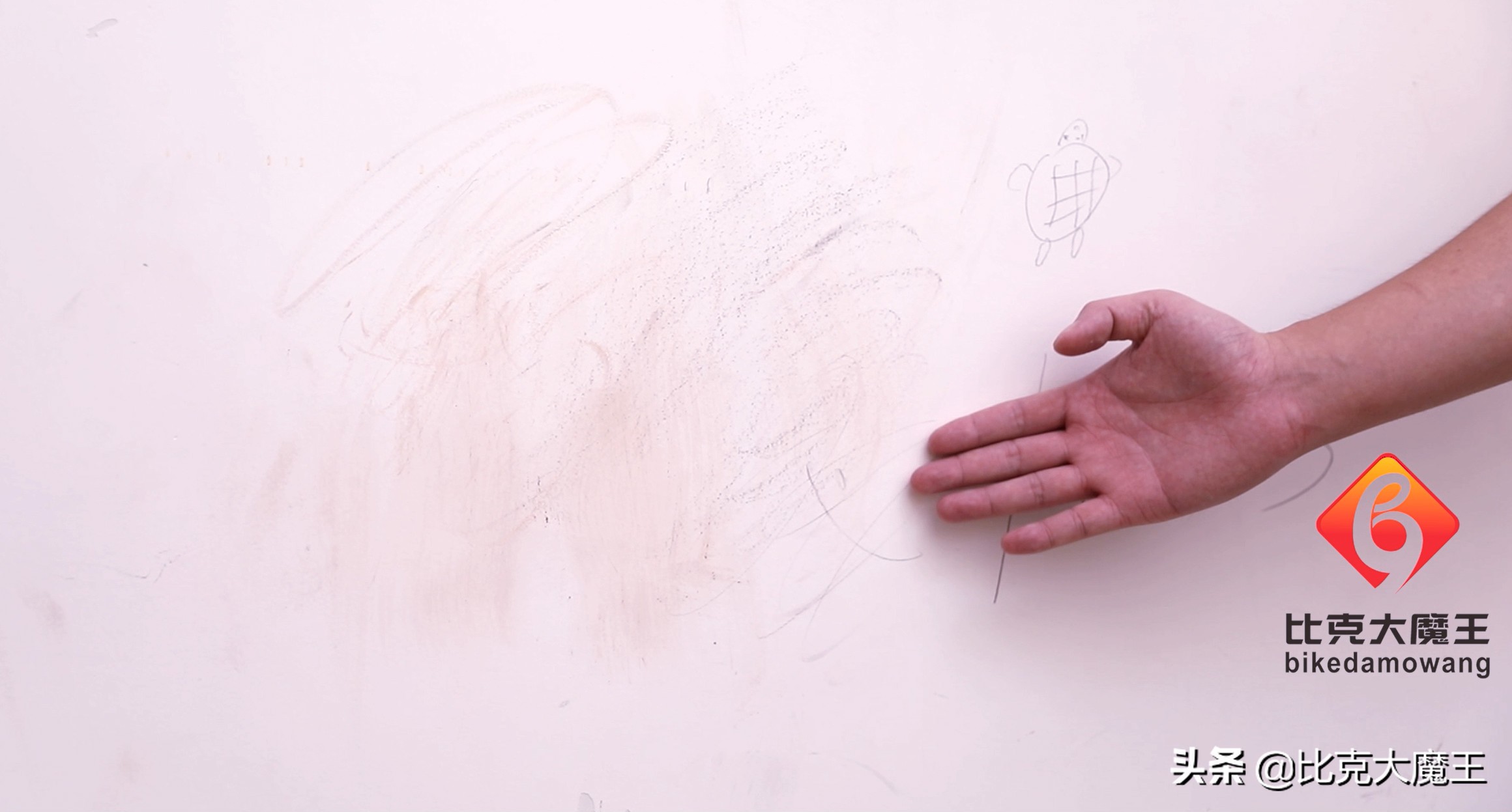 白墙脏了不用重头粉刷,白墙脏了原来可以不用重刷修复漆