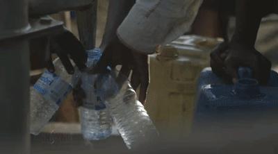 用零花钱给非洲挖了1000多口井，只因孩子眼泪，是那里最干净的水