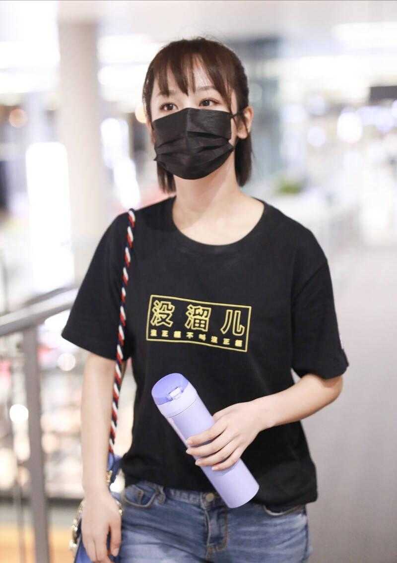 杨紫机场造型又翻车，简单穿黑T恤配紧身牛仔裤，显胖怕有10斤