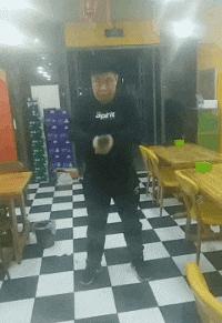 “兄弟睡觉压得胳膊都变色了，要不要叫醒他？”醒来一定很酸爽