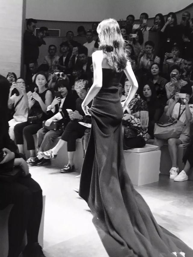 17岁闯北京，被国人吐槽丑的刘雯为啥成国际名模，年入千万