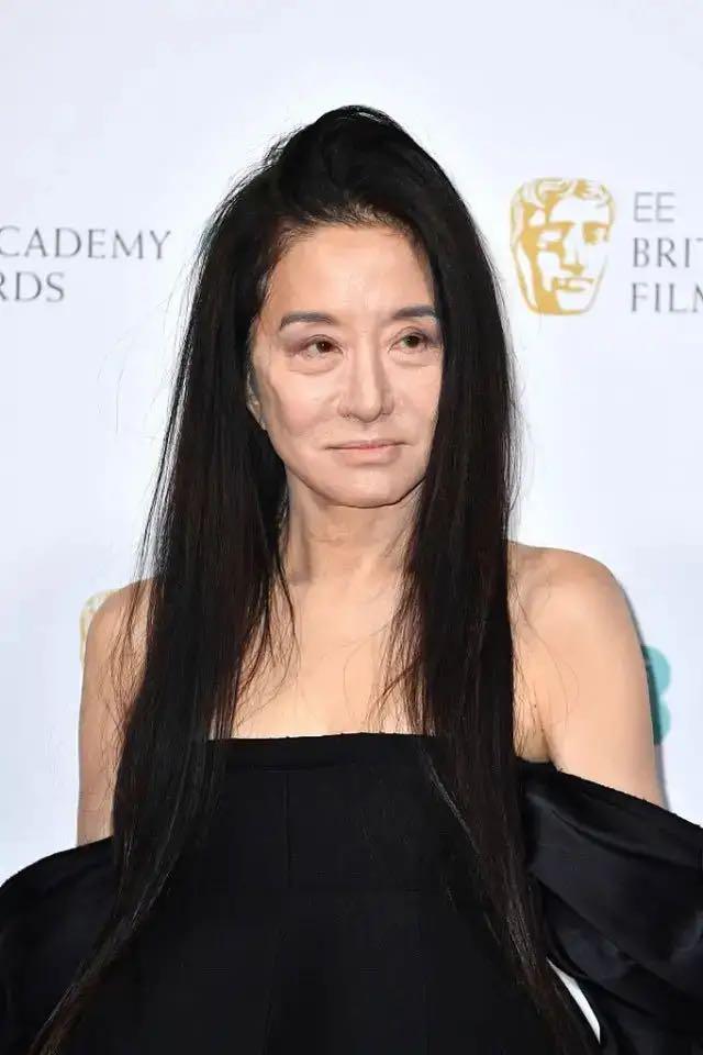 我真服了！70岁王微微有老人脸，但看到这玉女腿少女身材闭嘴了