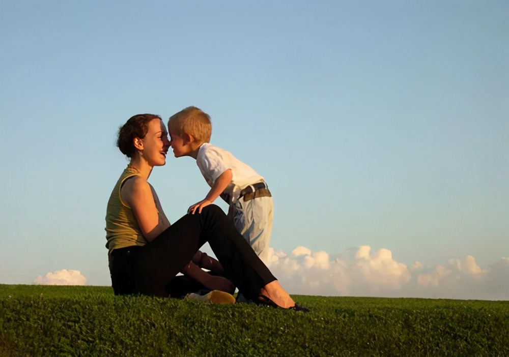 一巴掌把孩子打出鼻血有事吗,妈妈打孩子导致孩子流鼻血