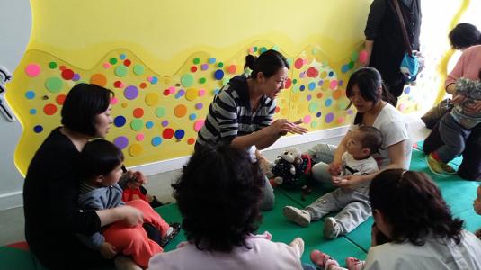 妈妈的裙子亲子手工创意制作,妈妈用袋子做裙子