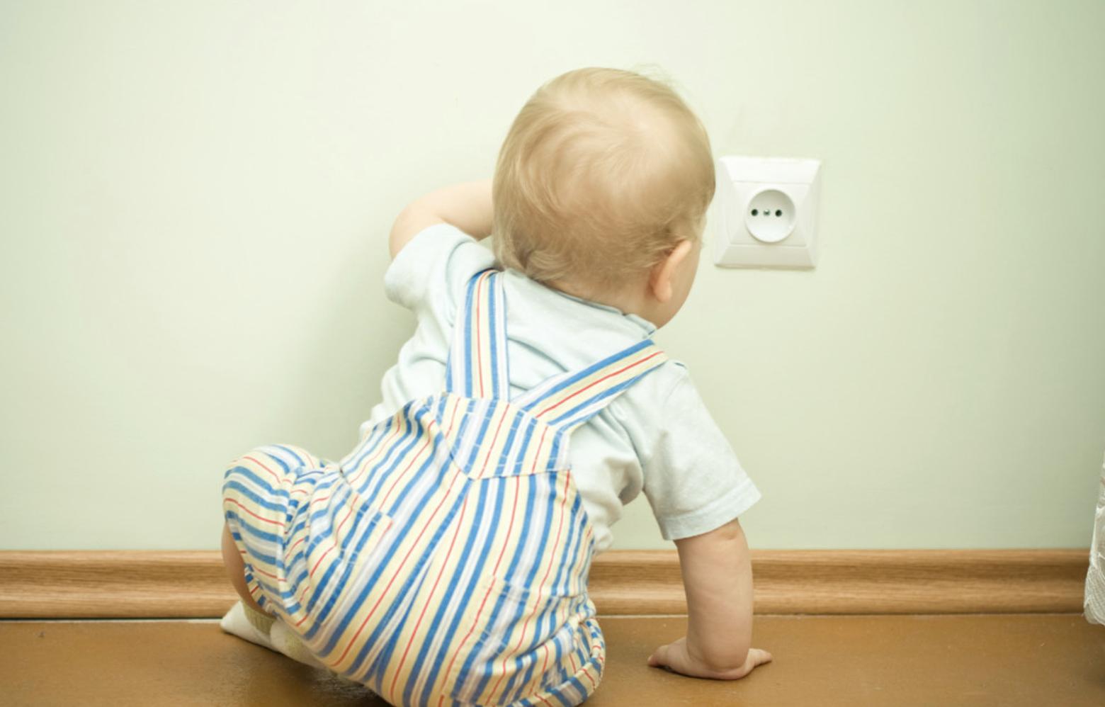 宝宝吃了固体胶水怎么办,宝宝把胶水当果冻误食