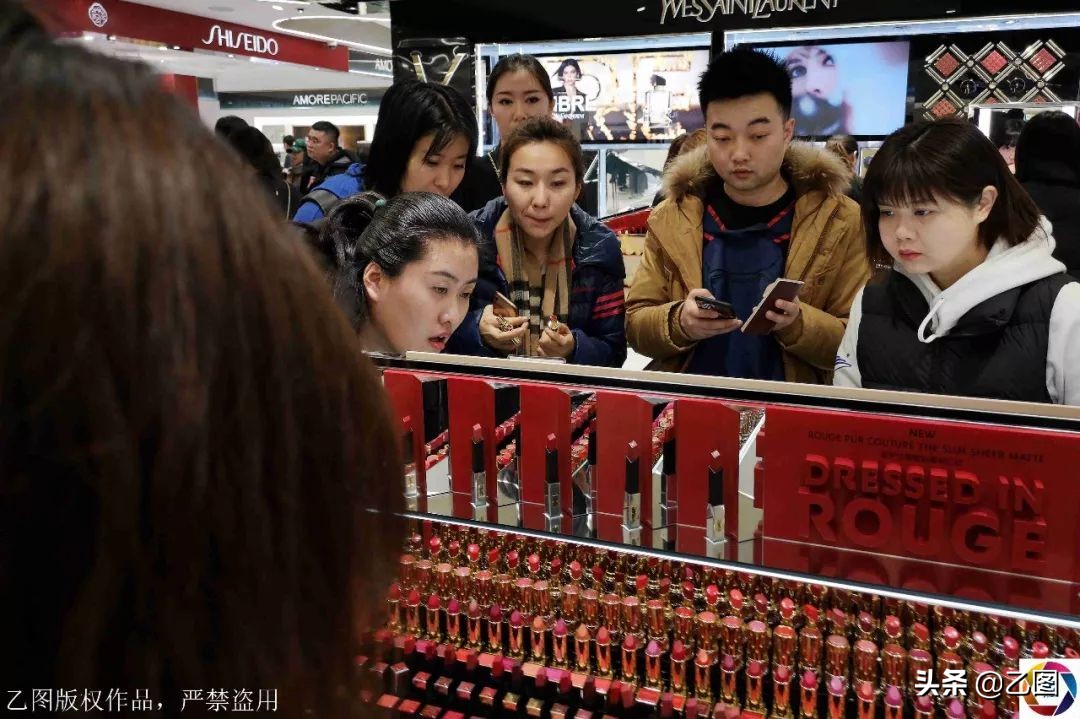 韩国免税店抢购中国游客,韩国免税店爆火