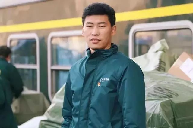 这个把自己”寄“到了人民大会堂的快递小哥，为啥”火“了？