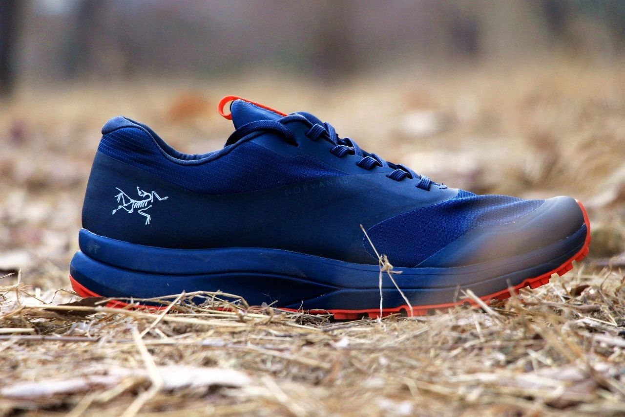 透气抗水登山鞋,耐磨防滑透气缓震登山徒步鞋