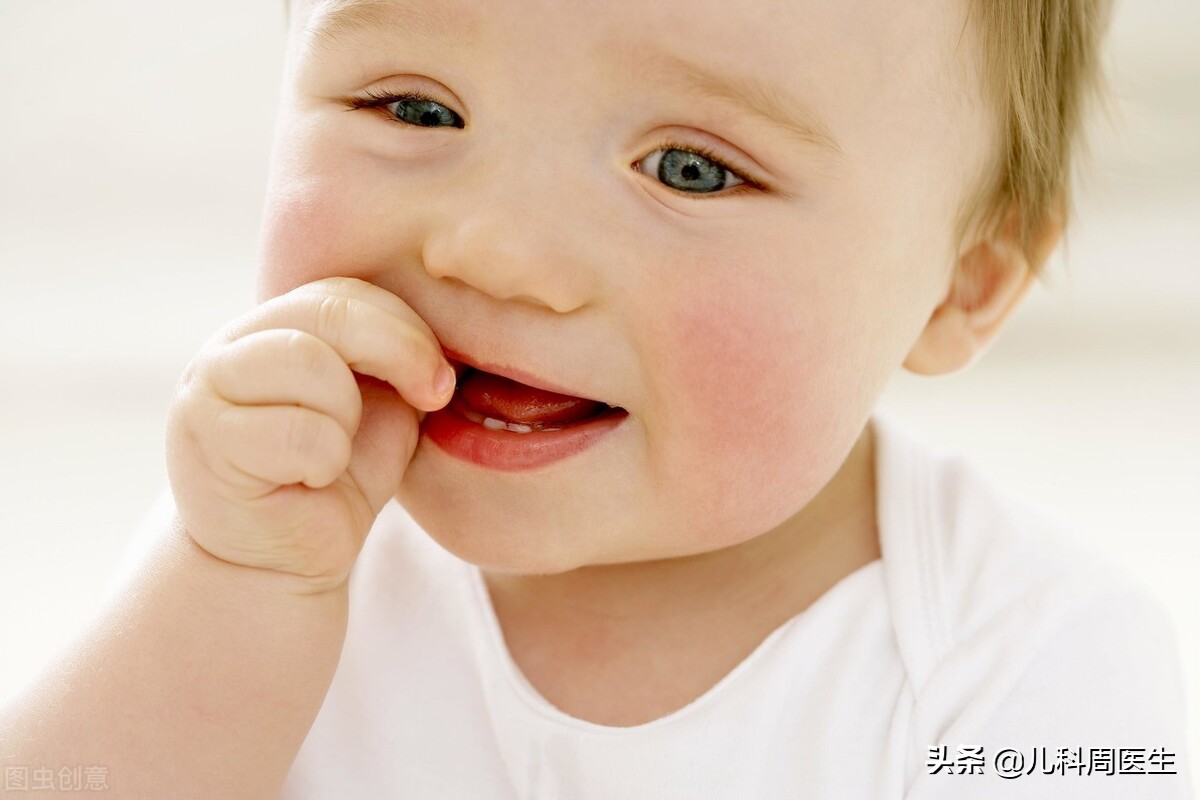 宝宝爱哭又不吃奶怎么回事,半岁宝宝晚上哄睡难爱哭怎么回事
