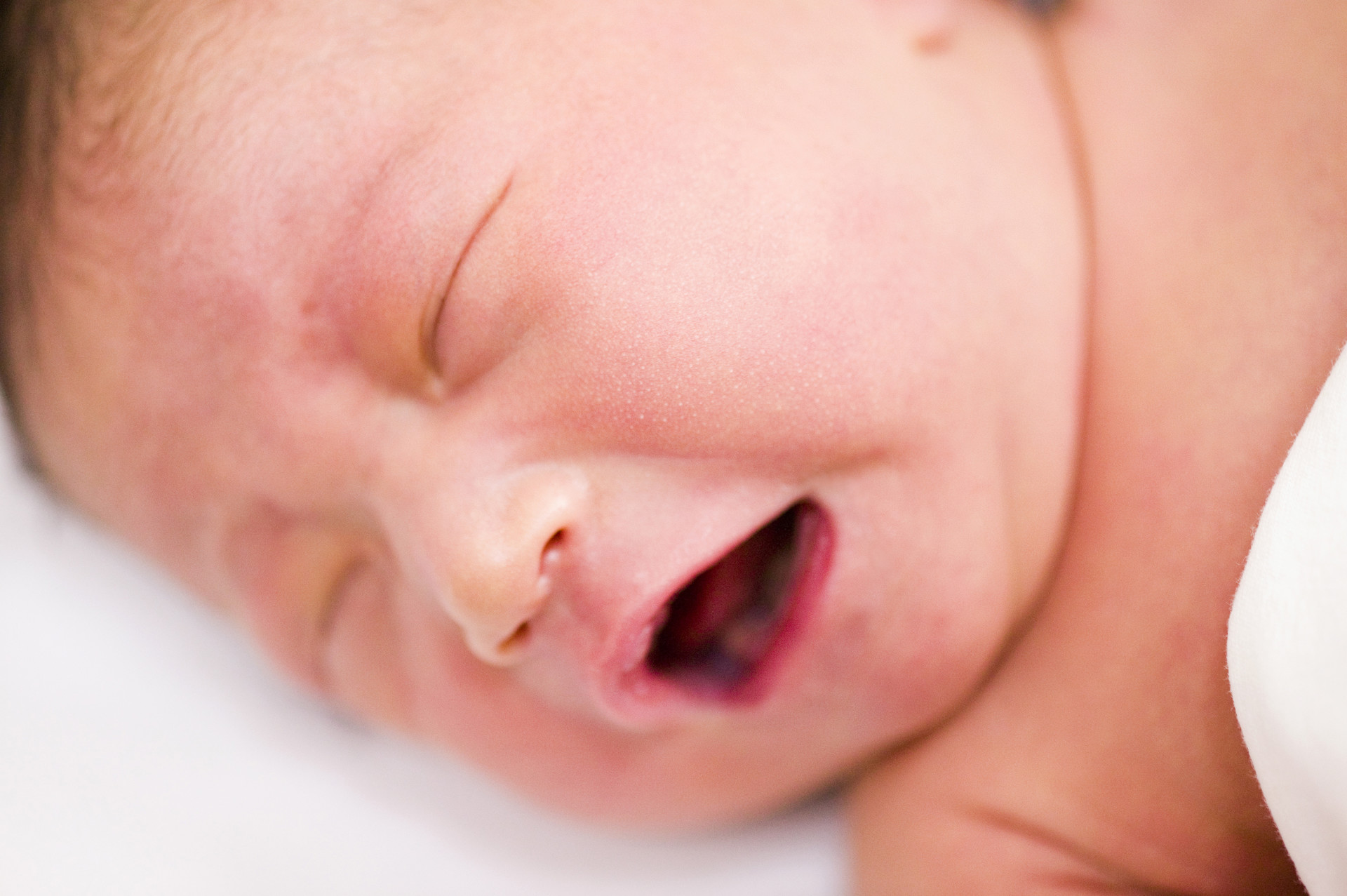 婴儿吃饱了斜着抱,上下动荡宝宝止哭