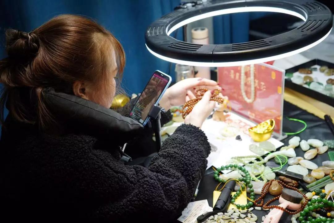 如何开店卖玉石,销售卖玉一个月能挣多少钱