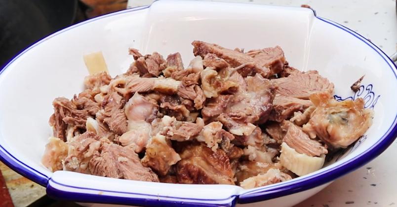 猪头肉这样做才好吃，农村大锅一炖，香辣入味，越吃越想吃