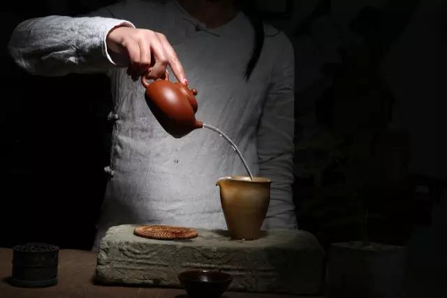 紫砂壶盖破了能配到吗,紫砂壶盖出气孔越大出水越好吗