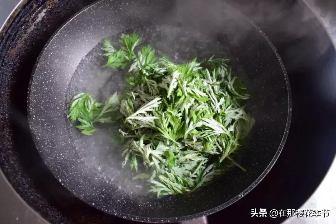 一位客家妈妈用艾草煮水给儿子洗澡，结果万万没想到...