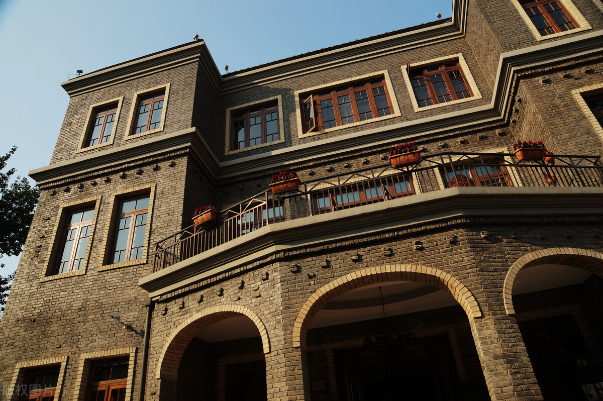 五大道其实有二十多条路，百年前富人区，五六百户都是顶级豪门