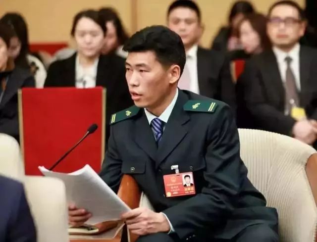 这个把自己”寄“到了人民大会堂的快递小哥，为啥”火“了？