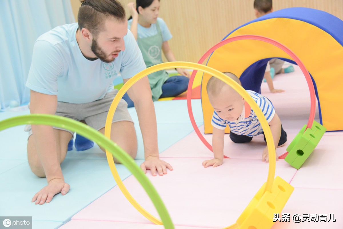 宝宝爬行需要干预,七个月宝宝爬行早教教学