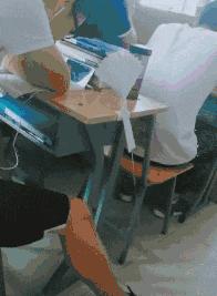 这只鹦鹉一直以为他是一只猴，所以每天都在重复做这个动作