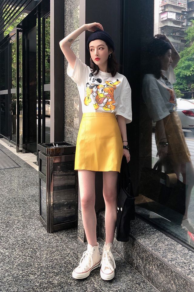 现在流行穿全黑t恤,穿纯色t恤