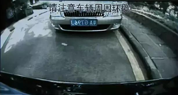 开车如何判断车头与前车距离,开车看不到前车盖怎么判断距离